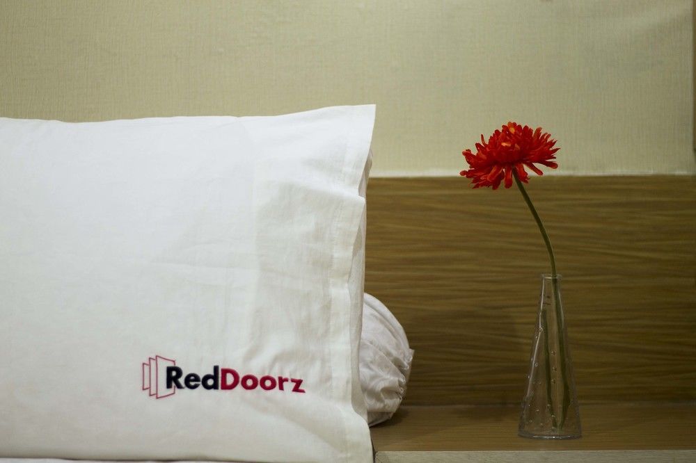 Отель Reddoorz @ Kwitang Джакарта Экстерьер фото